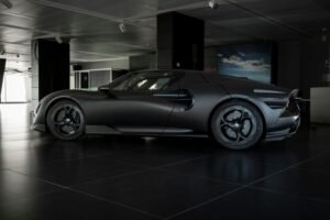 Alfa Romeo 33 Stradale Perla Nera, supercar personalizzata con carbonio a vista