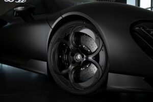 Alfa Romeo 33 Stradale Perla Nera, supercar personalizzata in carbonio a vista