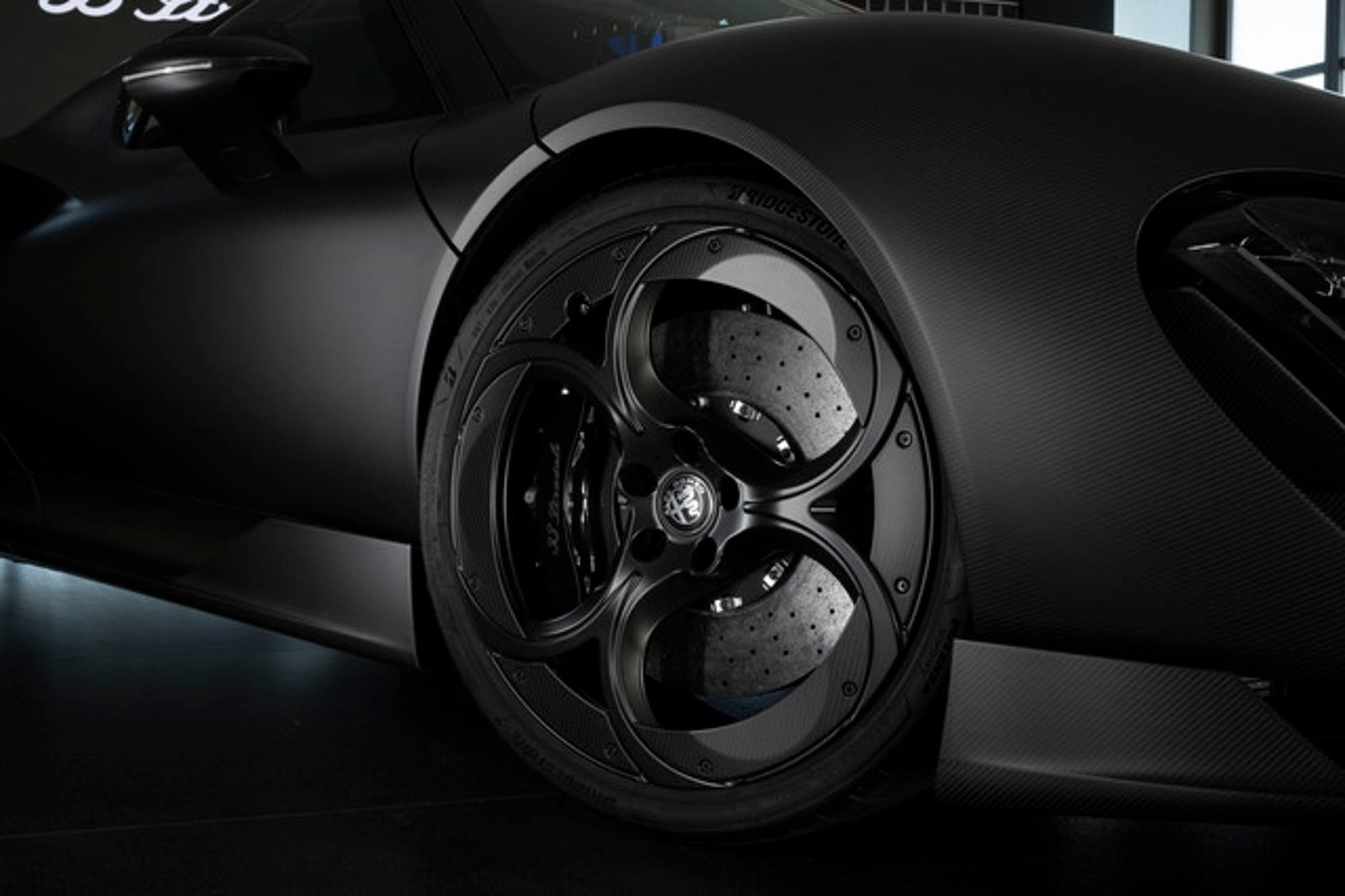 Alfa Romeo 33 Stradale Perla Nera, carbonio a vista per un esemplare unico