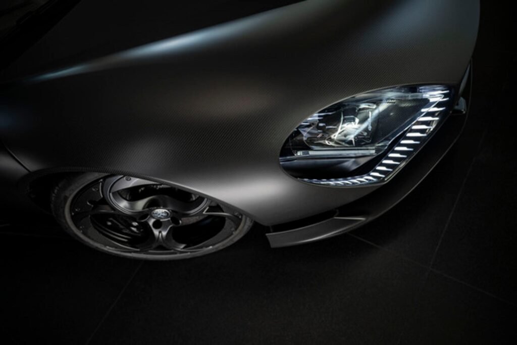 Alfa Romeo 33 Stradale Perla Nera, supercar personalizzata in carbonio a vista