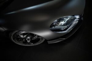 Alfa Romeo 33 Stradale Perla Nera, supercar personalizzata in carbonio a vista