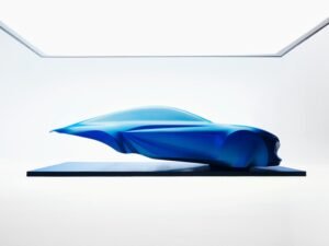 Scultura di design dedicata alla futura Alpine A110 e alle sue nuove proporzioni aerodinamiche