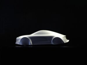 Scultura della futura Alpine A110 ispirata a leggerezza, aerodinamica e dinamismo
