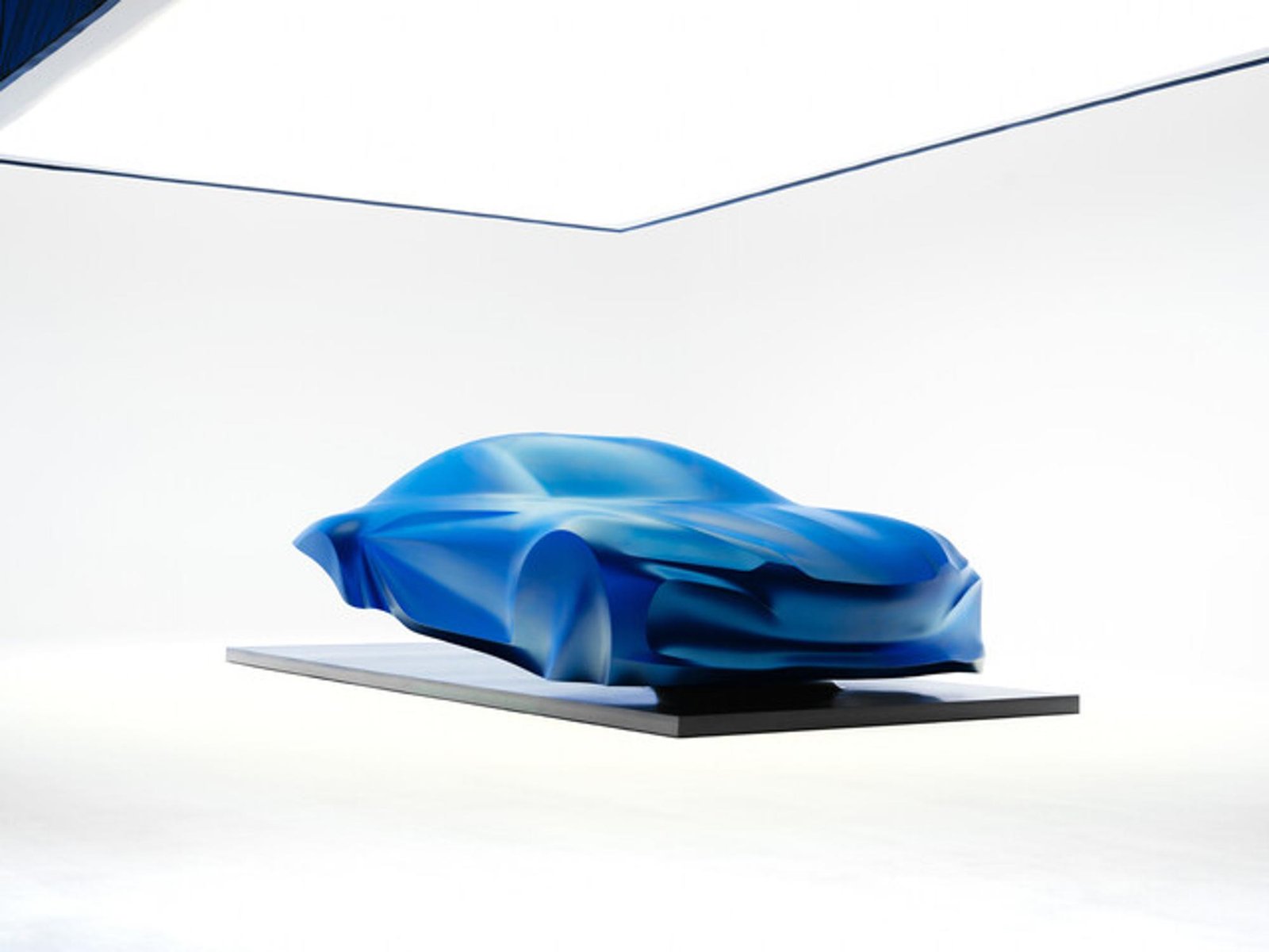 Alpine anticipa la futura A110 con una scultura ispirata al volo