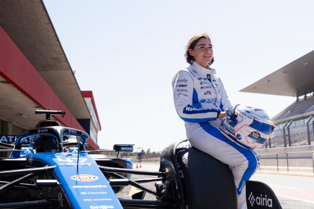 Jamie Chadwick al volante della Williams FW47 nel test di Formula 1 a Portimão