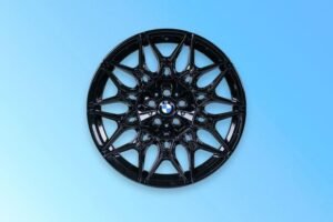 BMW Serie 3 sostenibile con materiali riciclati e produzione a ridotta impronta di CO₂e