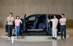 Genesis GV90 Cinematic Display con schermo OLED centrale per infotainment e intrattenimento a bordo