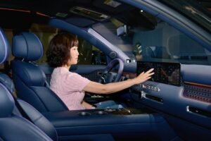 Genesis GV90 Cinematic Display con tecnologia OLED per infotainment e intrattenimento a bordo