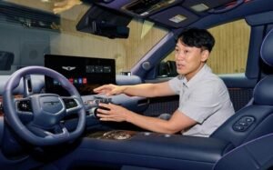 Genesis GV90 con sistema Cinematic Display OLED per infotainment e intrattenimento a bordo