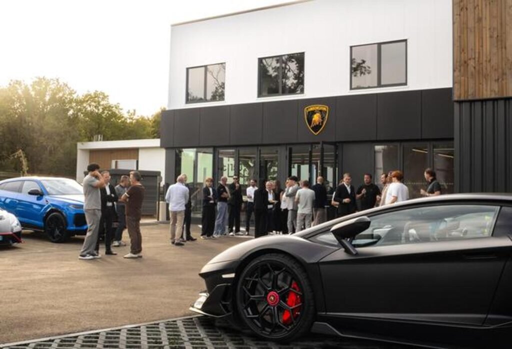 Gamma Lamborghini ibrida presentata nello showroom Lamborghini Nantes