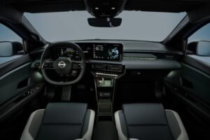 Plancia della Nissan Micra elettrica con tecnologia NissanConnect e servizi digitali integrati