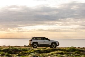 Jeep Compass 4xe elettrica, SUV sportivo a trazione integrale da 375 CV