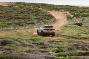 Jeep Compass 4xe elettrica, SUV sportivo a trazione integrale con 375 CV