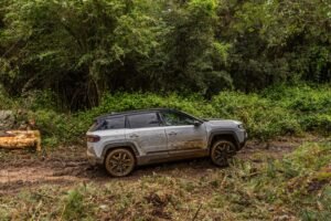 Jeep Compass 4xe elettrica, SUV sportivo con trazione integrale e 375 CV