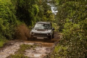 Jeep Compass 4xe elettrica da 375 CV con trazione integrale e due motori
