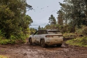 Jeep Compass 4xe elettrica, SUV sportivo a trazione integrale da 375 CV
