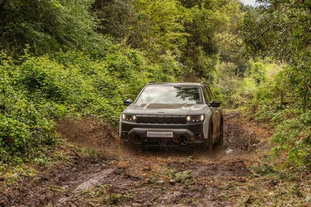 Jeep Compass 4xe elettrica, SUV sportivo con trazione integrale e 375 CV