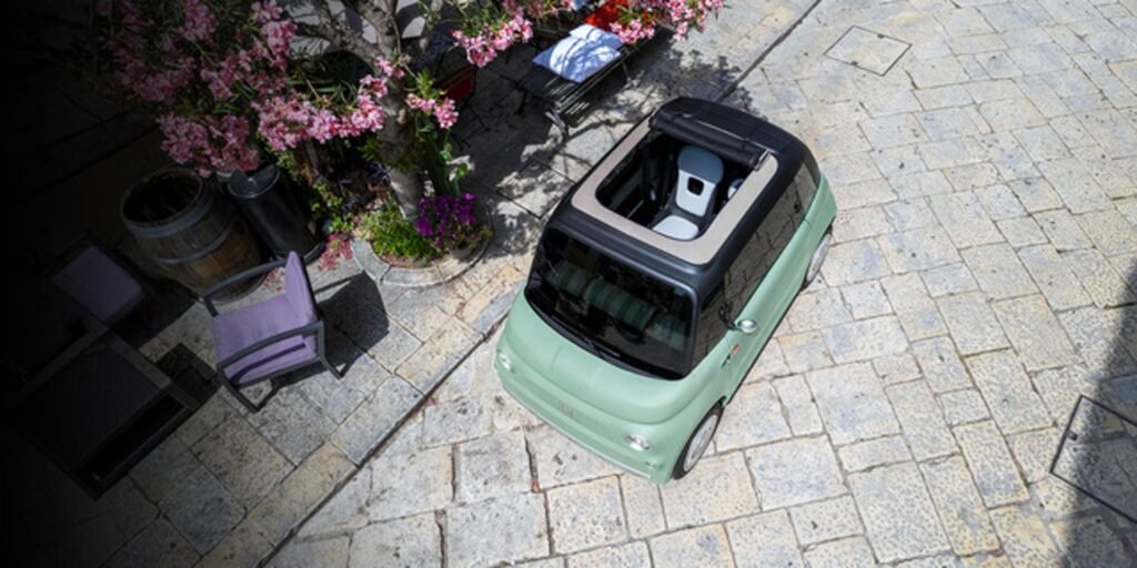FIAT Topolino Dolcevita con tetto in tela apribile per la mobilità elettrica urbana